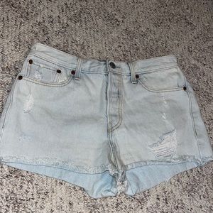 Levi’s washed light denim jean shorts women’s size 29